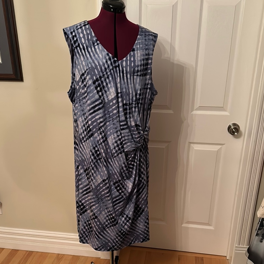 NIC+ZOE Blue Sleeveless Sheath Dress with V-Neck Knee-Length and Ruched Detail